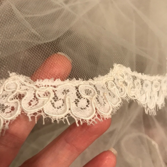 Ivory Lace Edge Veil - Picture 3 of 8